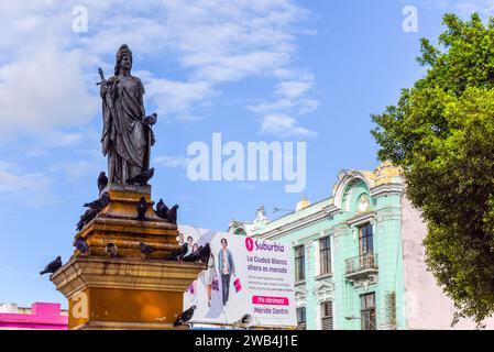 La statua Los Heroes de la Guerra Castas nel parque elogio rosado nel centro di Merida, Messico Foto Stock