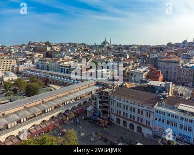 Istanbul, Turchia - 1° settembre 2023: Vista droni della vita urbana nel quartiere Eminonu di Istanbul, Turchia. Paesaggi urbani di Istanbul in una giornata di sole Foto Stock