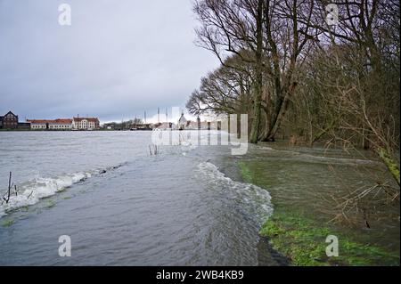 Le onde del lago Markermeer scorrono sul sentiero e inondano il Juliana Park vicino alla storica città portuale di Hoorn. Vista della torre di difesa Hoodtoren Foto Stock