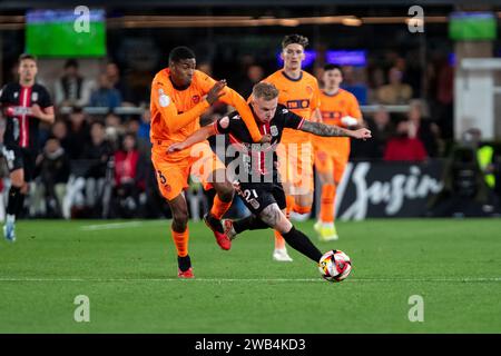 CARTAGENA, REGIONE DI MURCIA, SPAGNA 4 7 novembre 2024: Giocatore della difesa Cristhian Mosquera Valencia CF, ISAK JANSSON attaccante svedese FC Cartagen Foto Stock