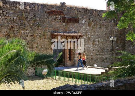 11 settembre 2023 - Elbasan in Albania: Vista delle mura del castello Foto Stock