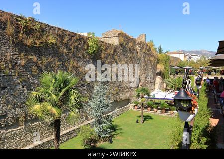 11 settembre 2023 - Elbasan in Albania: Vista delle mura del castello Foto Stock