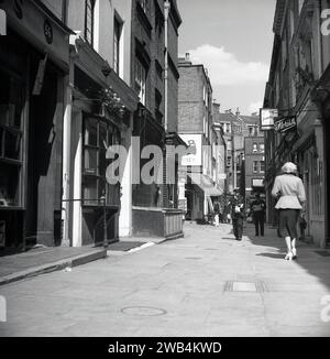 1950, storico vicolo lastricato a Shepherd Market, Mayfair, Londra, Inghilterra, Regno Unito. Un'affascinante piazza del XVIII secolo con negozi indipendenti, pub e ristoranti tra Piccadilly e Curzon Street nel West End di Londra, Shepherd Markert fu costruito tra il 1735 e il 1746 dal suo architetto e sviluppatore, Edward Shepherd, una figura di spicco del suo tempo. Foto Stock