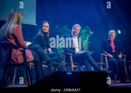 Oslo 20240108.da sinistra: La ricercatrice Karen-Anna Eggen intervista l'ex primo ministro finlandese Sanna Marin, Stian Jenssen, capo di stato maggiore del Segretario generale della NATO e Berit Reiss-Andersen, capo del Comitato Nobel norvegese durante la serata degli affari esteri a Rockefeller lunedì, la sera prima della conferenza annuale della NHO. Foto: Heiko Junge / NTB Foto Stock