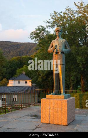 Norvegia, Vestland, Bergen - 21 luglio 2023: Statua di Haakon VII, re di Norvegia dal novembre 1905 al settembre 1957. Foto Stock