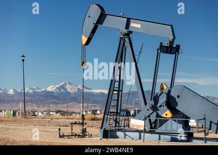 Frederick, Colorado - un pozzo petrolifero vicino a una suddivisione abitativa sul fronte del Colorado, con Mount Meeker e Longs Peak nella Rocky Mountain National Pa Foto Stock