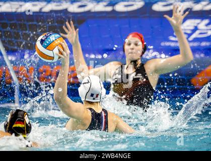 EINDHOVEN - Francia Juliette Dhalluin e Germania Darja Heinbichner durante il Campionato europeo di pallanuoto per donne partita tra Francia e Germania nello Stadio di nuoto Pieter van den Hoogenband. ANP SEM VAN DER WAL Foto Stock