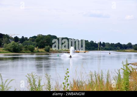 23 luglio 2023 - Pillnitz, Dresda in Germania: Il traghetto a Dresda collega Pillnitz con Kleinzschachwitz ed è gestito dalla Dresdner Verkehrs Foto Stock