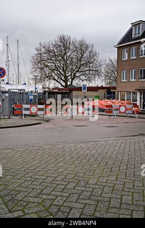 La strada è chiusa a causa di una strada allagata, l'acqua alta causata dalla tempesta Henk. Sacchi di sabbia e grandi sacchi collocati dal governo per proteggere le case, Paesi Bassi Foto Stock