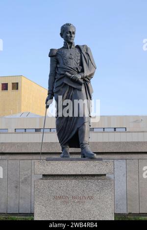 Berlino, Germania, 27. 12. 2023, Statua di Simon Bolivar di fronte all'Istituto Ibero-americano di Berlino Foto Stock