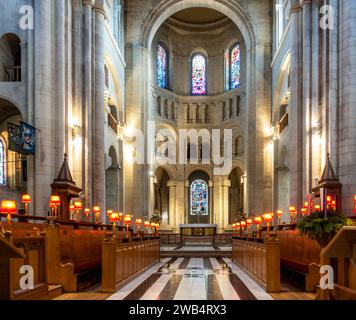 L'altare maggiore a St Annes, Church of Ireland Cathedral, a Belfast, Irlanda del Nord. Foto Stock