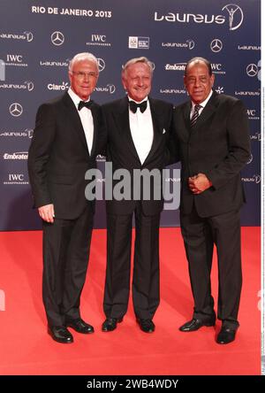 Rio De Janeiro, Brasile, Brasile. 11 marzo 2013. La leggenda del calcio FRANZ BECKENBAUER è scomparso il 7 gennaio 2024 - Laureus World Sports Awards 2013 - Franz BECKENBAUER, (L-R) membro dell'Accademia Laureus Franz Beckenbauer con il Dr Joachim Schmidt, Vicepresidente esecutivo vendite e marketing per Mercedes-Benz Cars e Carlos Alberto RIO de Janeiro, Theatro Municipal do Rio de Janeiro, Laureus Sports Awards 2013 - Honorarpflichtiges foto, fee liable image, Copyright © ATP Bruno JORDAO (Bruno JORDAO/ATP/SPP) credito: SPP Sport Press Photo. /Alamy Live News Foto Stock