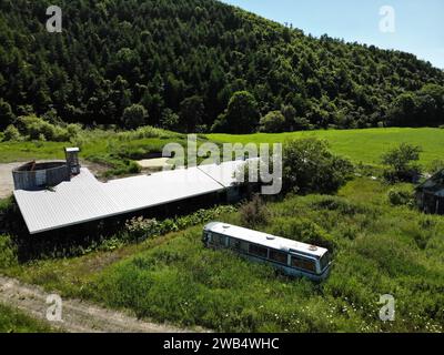 fattoria e autobus abbandonati, che sono recuperati per natura Foto Stock