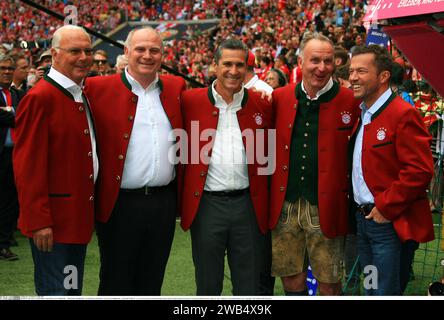 Monaco, Germania. 20 maggio 2017. La leggenda del calcio FRANZ BECKENBAUER è scomparso il 7 gennaio 2024 - MONACO DI BAVIERA, Germania, partita di calcio FcBAYERN vs SC FREIBURG, FRANZ BECKENBAUER, Uli HOENESS, JORGINHO, Carl Heinz RUMMENIGE, Lothar MATTHAEUS, in una cerimonia prima della partita di Bundesliga tra Bayern Muenchen e SC Freiburg all'Allianz Arena il 20 maggio 2017 a Monaco, Honorarpflichtiges foto; copyright ? ATP TRESCHER Reinhold (TRESCHER Reinhold/ATP/SPP) credito: SPP Sport Press Photo. /Alamy Live News Foto Stock