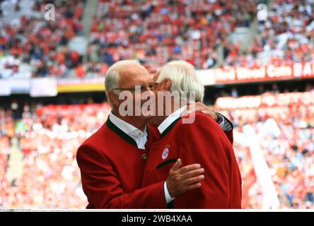 Monaco, Germania. 20 maggio 2017. La leggenda del calcio FRANZ BECKENBAUER è scomparso il 7 gennaio 2024 - MONACO DI BAVIERA, Germania, partita di calcio FcBAYERN vs SC FREIBURG, 4:1, FRANZ BECKENBAUER abbraccia Franz 'Bulle' ROTH in una cerimonia prima della partita di Bundesliga tra Bayern Muenchen e SC Freiburg all'Allianz Arena il 20 maggio 2017 a Monaco, Honorarpflichtiges foto; copyright? ATP TRESCHER Reinhold (TRESCHER Reinhold/ATP/SPP) credito: SPP Sport Press Photo. /Alamy Live News Foto Stock