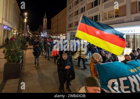 Cottbus, Germania. 8 gennaio 2024. Numerose persone partecipano a una dimostrazione nel centro di Cottbus con lo slogan "i semafori devono andare". L'evento è stato registrato da Hohm, presidente dell'AfD Cottbus, come privato. Crediti: Frank Hammerschmidt/dpa/Alamy Live News Foto Stock