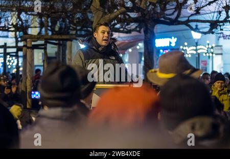 Cottbus, Germania. 8 gennaio 2024. Jean-Pascal Hohm, presidente dell'AfD Cottbus, parla ai partecipanti alla dimostrazione. Numerose persone partecipano a una dimostrazione nel centro di Cottbus con lo slogan "i semafori devono andare". L'evento è stato registrato da Hohm come privato. Crediti: Frank Hammerschmidt/dpa/Alamy Live News Foto Stock