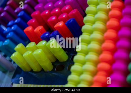 diversi tipi di inchiostri colorati utilizzati come evidenziatori e penne coloranti per bambini, sicuri e facili da pulire Foto Stock