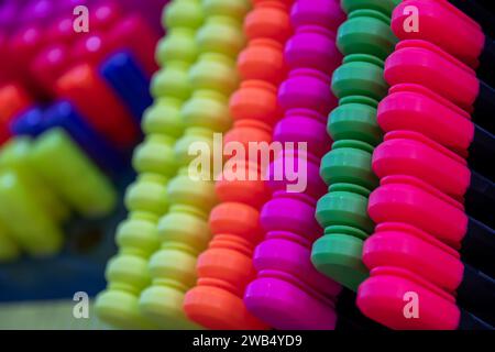 diversi tipi di inchiostri colorati utilizzati come evidenziatori e penne coloranti per bambini, sicuri e facili da pulire Foto Stock