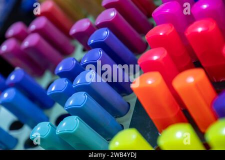diversi tipi di inchiostri colorati utilizzati come evidenziatori e penne coloranti per bambini, sicuri e facili da pulire Foto Stock