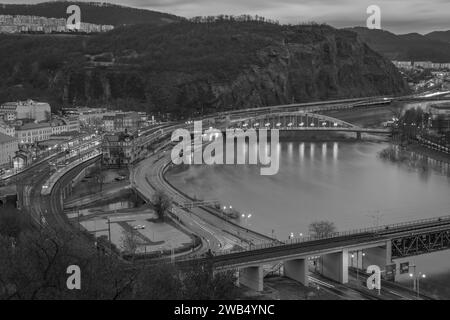 Notte inondata inverno senza neve fiume Labe con cielo nuvoloso a Usti nad Labem CZ 12 26 2023 Foto Stock