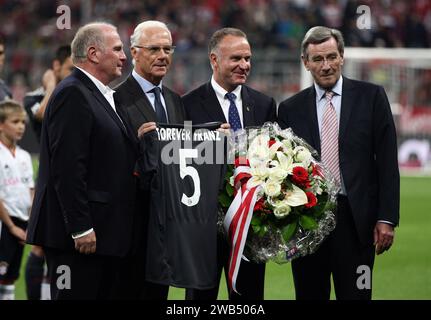 Ehrung von Franz Beckenbauer durch Bayern PrŠsident Uli Hoeness (li) , Karl-Heinz Rummenigge , und Karl Hopfner (re) fu§ball Bundesliga : Franz Beckenbauer Abschiedsspiel FC Bayern MŸnchen - Real Madrid 13.8.2010 © diebilderwelt / Alamy Stock Foto Stock