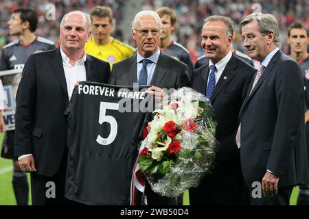 PrŠsident Uli Hoeness , Franz Beckenbauer , Karl Heinz Rummenigge und Karl Hopfner 13.8.2010 Franz Beckenbauer Abschiedsspiel FC Bayern MŸnchen - Real Madrid Saison 2010 / 2011 © diebilderwelt / Alamy Stock Foto Stock