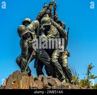 Washington DC, USA; 2 giugno 2023: Il corpo dei Marines degli Stati Uniti d'America Iwo Jima War Iwo Jima Memorial ad Arlington (Virginia), che porta la bandiera. Foto Stock