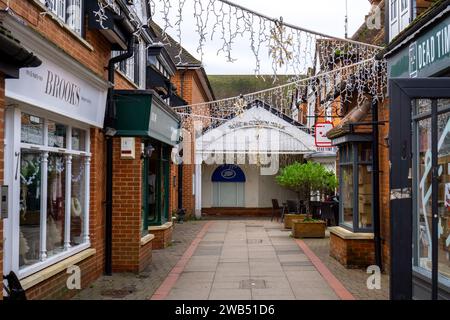 L'area pedonale per lo shopping di Empty Rose e Crown Walden nel centro di Saffron Walden con decorazioni natalizie il giorno di Capodanno Foto Stock