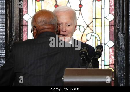 Charleston, Stati Uniti. 8 gennaio 2024. Il presidente degli Stati Uniti Joe Biden, a destra, abbraccia il Rep. Jim Clyburn, D-SC, dopo la sua introduzione prima di rilasciare osservazioni alla Mother Emanuel AME Church di Charleston, South Carolina, lunedì 8 gennaio 2024. Madre Emanuel e' dove un supremacista bianco ha ucciso nove fedeli neri nel 2015. Foto di Richard Ellis/UPI credito: UPI/Alamy Live News Foto Stock