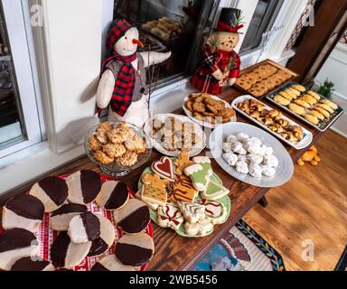 Biscotti di Natale in mostra a una cena di Natale Foto Stock