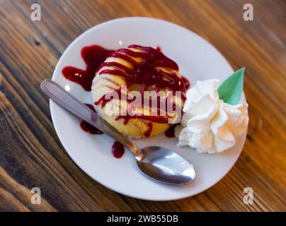 Dessert con sorbetto, ciambella e sciroppo Foto Stock