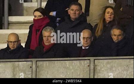 David Gill, vicepresidente della Football Association (secondo a sinistra) e Sir Dave Brailsford, direttore dello sport all'INEOS (secondo a destra) negli stand durante la partita del terzo turno della Emirates fa Cup al DW Stadium di Wigan. Data immagine: Lunedì 8 gennaio 2024. Foto Stock