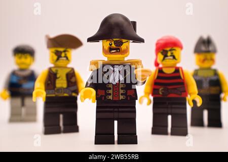 Varsavia, Polonia, 7 gennaio 2024. Arrrrrr, i pirati ti stanno guardando. La minifigura LEGO e tutti gli altri mattoni sono fatti dal GRUPPO LEGO. Foto Stock