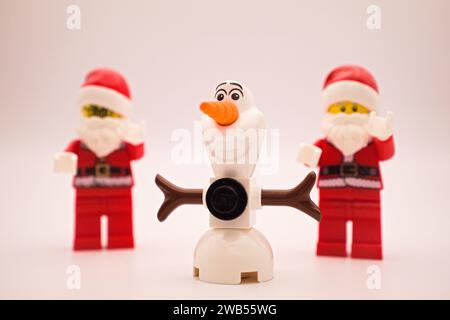 Varsavia, Polonia, 7 gennaio 2024. Ho, ho ho, Merry Christmass. La minifigura LEGO e tutti gli altri mattoni sono fatti dal GRUPPO LEGO. Foto Stock