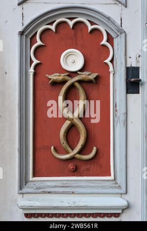 Vecchia medicina simbolo della vecchia farmacia. Emblema retrò della medicina - due serpenti, caduceo, cartello su una porta di legno. Foto Stock