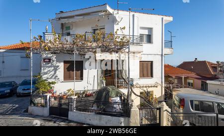 KAVALA, GRECIA - 27 DICEMBRE 2023: La città vecchia di Kavala, Macedonia orientale e Tracia, Grecia Foto Stock