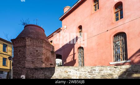 KAVALA, GRECIA - 27 DICEMBRE 2023: La città vecchia di Kavala, Macedonia orientale e Tracia, Grecia Foto Stock