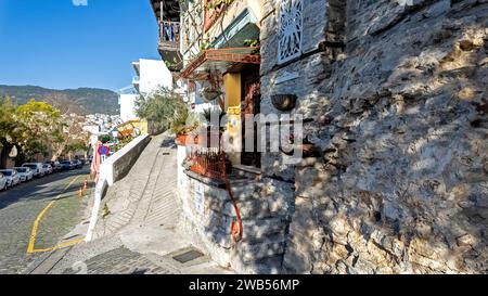 KAVALA, GRECIA - 27 DICEMBRE 2023: La città vecchia di Kavala, Macedonia orientale e Tracia, Grecia Foto Stock