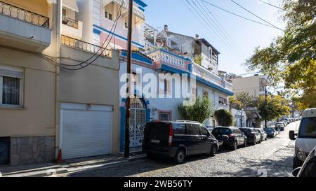 KAVALA, GRECIA - 27 DICEMBRE 2023: La città vecchia di Kavala, Macedonia orientale e Tracia, Grecia Foto Stock