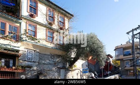 KAVALA, GRECIA - 27 DICEMBRE 2023: La città vecchia di Kavala, Macedonia orientale e Tracia, Grecia Foto Stock