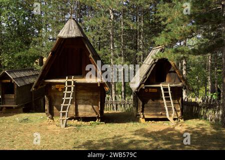 Due granai all'aperto nel vecchio villaggio del museo a Sirogojno, Serbia Foto Stock