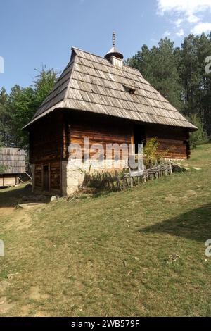 Una tradizionale capanna di legno di montagna nel villaggio vecchio del Museo all'aperto, Sirogojno, Serbia Foto Stock