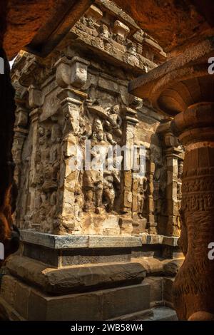 Thiru Parameswara tempio Vinnagaram, antiche colonne e decorazioni di statue di idolo, Kanchipuram, regione di Tondaimandalam, Tamil Nadu, India meridionale Foto Stock