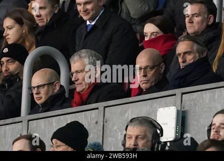 David Gill, vicepresidente della Football Association (secondo a sinistra) e Sir Dave Brailsford, direttore dello sport all'INEOS (secondo a destra) negli stand durante la partita del terzo turno della Emirates fa Cup al DW Stadium di Wigan. Data immagine: Lunedì 8 gennaio 2024. Foto Stock