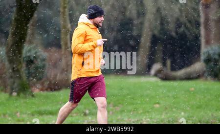 Londra, Regno Unito. 8 gennaio 2024. Un uomo fa jogging sulla neve a Londra, in Gran Bretagna, l'8 gennaio 2024. Crediti: Xinhua/Alamy Live News Foto Stock