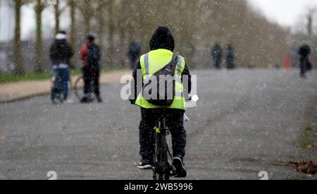 Londra, Regno Unito. 8 gennaio 2024. Un ciclista cavalca sulla neve a Londra, Gran Bretagna, l'8 gennaio 2024. Crediti: Xinhua/Alamy Live News Foto Stock