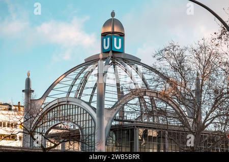 Berlino, Germania - 18 DEC 2021: Stazione della metropolitana Nollendorfplatz U-Bahn a Berlino, Germania. Foto Stock