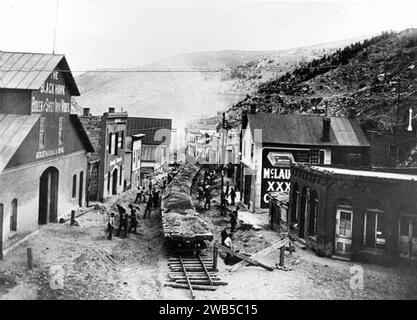 (2,19) CandS percorso temporaneo in Main Street di Black Hawk per rimuovere fango e detriti dopo l'alluvione del 1910. Foto Stock