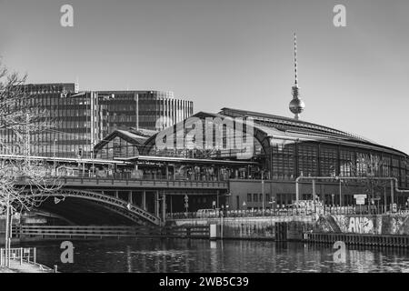 Berlino, Germania - 17 dicembre 2021: Ponte ferroviario Friedrichstrasse sul fiume Sprea a Berlino, Germania. Foto Stock
